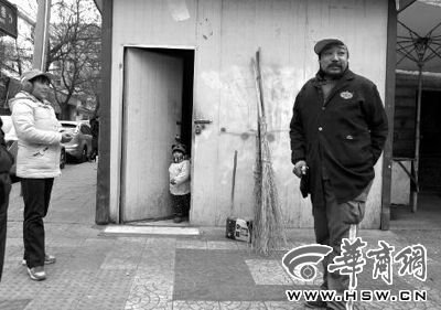 由于沒人照看，爸爸媽媽干活時帶著兩歲多的小韓靈  本報記者 董國梁 攝 