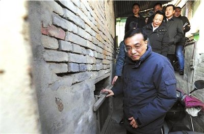 昨天，李克強看望包頭北梁棚戶區(qū)居民。新華社發(fā)