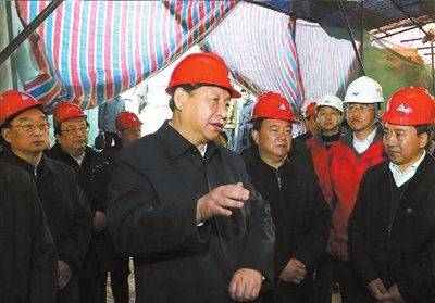昨天，習近平在甘肅東鄉(xiāng)察看滑坡重建現(xiàn)場。新華社發(fā)